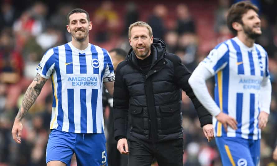 Le manager de Brighton, Graham Potter (au centre), célèbre avec les joueurs après avoir battu Arsenal.