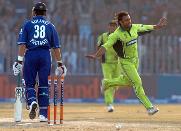 Shoaib Akhtar merayakan pemecatan batsman Inggris Vikram Solanki di Rawalpindi pada bulan Desember 2005.