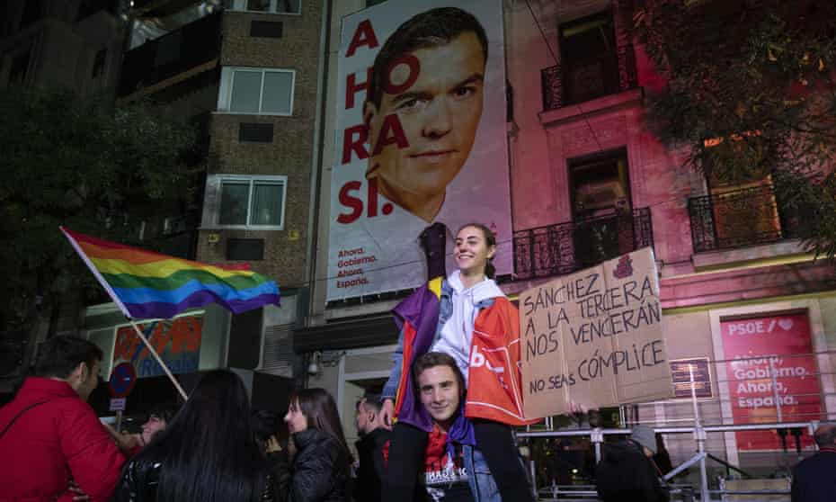 A PSOE supporter in Madrid, Spain, holds a placard reading: ‘Sánchez, they will beat us at the third one. Do not be complicit.’