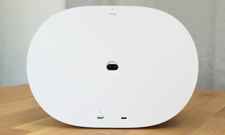 A parte de trás do Era 300 mostrando várias portas e switches.