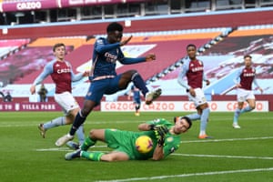 Emiliano Martinez saves at the feet of Saka.