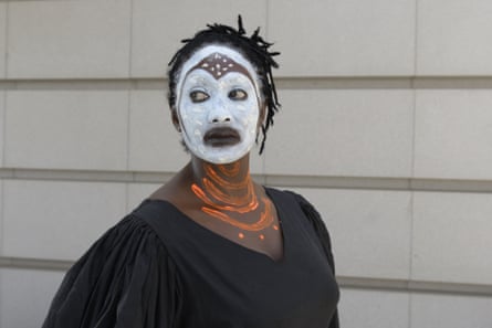 Siyah bir Fransız-Afrikalı kadın, komedyen Nathalie Vairac, bir sanat enstalasyonu için beyaz yüzlü.