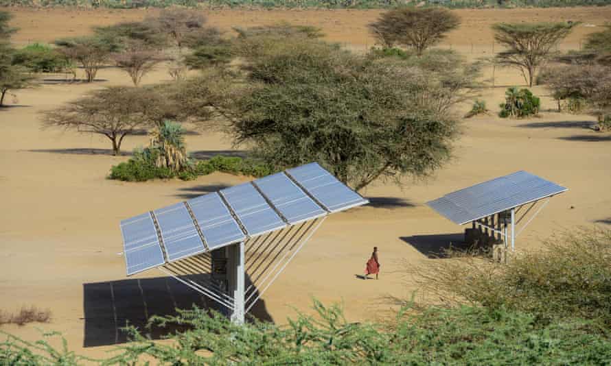 L'eau est pompée par une pompe solaire au Kenya