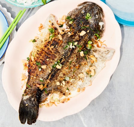 A plate of Cá nướng cuốn bánh tráng (grilled fish in rice paper)
