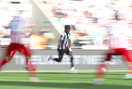 Anthony Elanga of Newcastle United runs with the ball