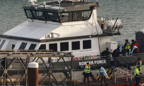 Les personnes récupérées en mer alors qu'elles tentaient de traverser la Manche sont escortées d'un bateau de la UK Border Force à leur arrivée à la marina de Douvres, Kent