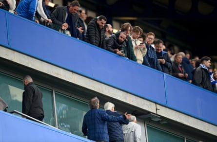 Todd Boehly réagit aux fans de Chelsea à Stamford Bridge samedi.