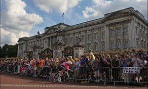 Crowds outside Buckingham Palace during the 2007 Tour prologue.
