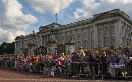 Mark Cavendish on his first Tour de France in 2007, riding past Buckingham Palace