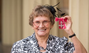 Enid Bakewell recibió un MBE en el Palacio de Buckingham en 2019.