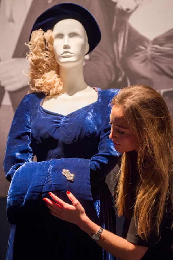 Margaret Thatcher S Wedding Dress Auctioned For 25 000 Politics The Guardian
