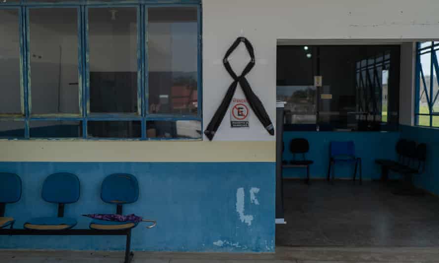 A black ribbon commemorates Lenilda dos Santos at the hospital in Vale do Paraíso where she worked