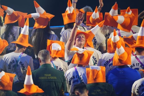 Atletas da equipe da Escócia usando chapéus de cones de trânsito durante a cerimônia de encerramento dos Jogos da Commonwealth de 2026 no The Hydro.