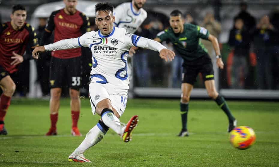 Lautaro Martínez scores a penalty against Venezia with the last kick of the game to give Inter a 2-0 victory over Venezia in Serie A