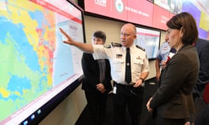 Gladys Berejiklian is briefed by Rural Fire Service commissioner Shane Fitzsimmons