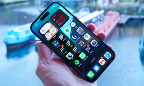 Comparison of a cluttered smartphone home screen versus a simplified one