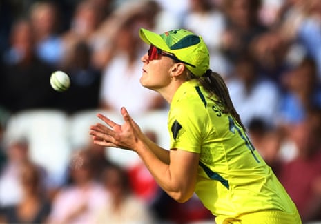 Annabel Sutherland menangkap Nat Sciver-Brunt.