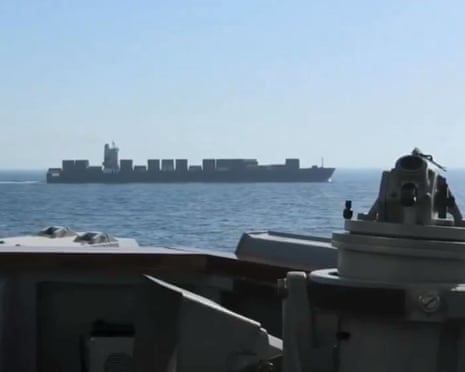 अमेरिकी नौसेना का एक जहाज़ एक ईरानी जहाज़ के करीब पहुँचता है