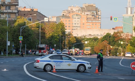 Un oficial de policía bloquea una carretera en el centro de Moscú después del ataque con drones.