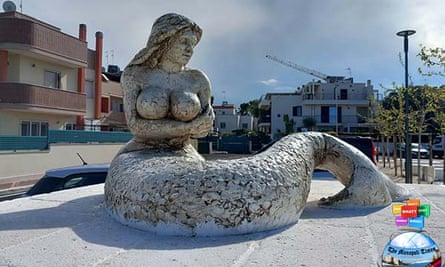 La statua della sirena a Monopoli