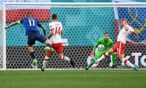 Marek Hamsik shoots.