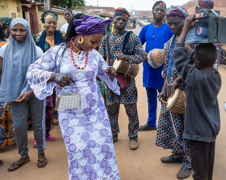 Por que usar roupas tradicionais sempre será político