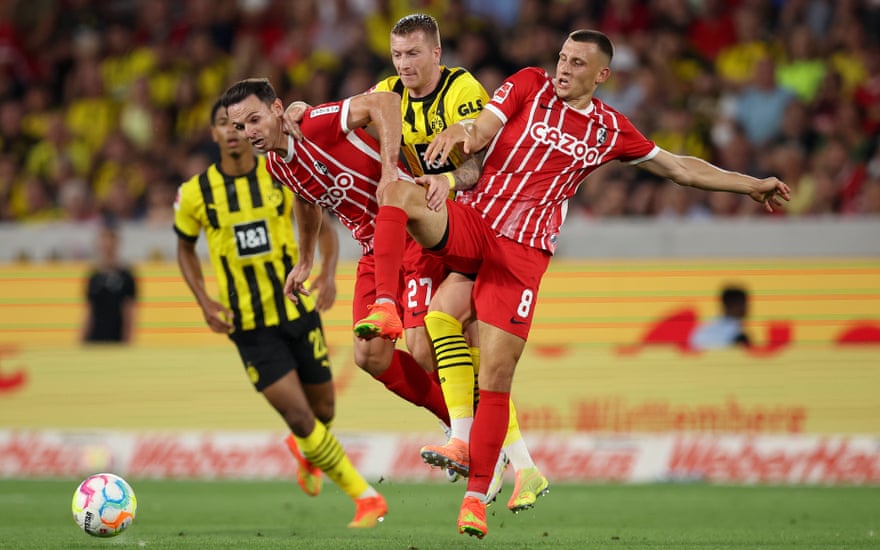 Marco Reus tries to get the better of two Freiburg players last month.