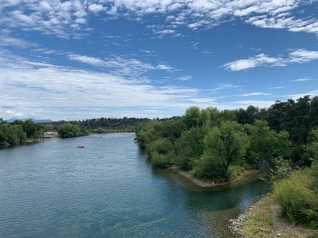 The Sacramento River runs through Shasta county in California.