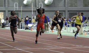 Terry Miller, segundo desde la izquierda, gana la final de la carrera de 55 metros sobre Andraya Yearwood, a la izquierda, y otros corredores en la pista cubierta de Clase S para chicas de Connecticut se encuentran en Hillhouse High School en New Haven.