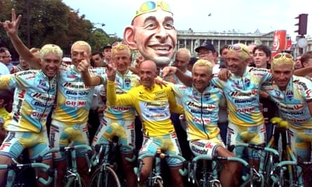 Marco Pantani and his Mercatone Uno teammates celebrate after the Italian sealed victory in the 1998 Tour de France