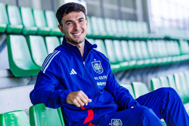 Martín Zubimendi em ação pela seleção espanhola.