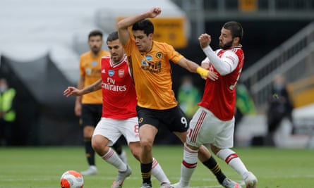 Europa League football might help convince striker Raúl Jiménez to stay at Wolves.