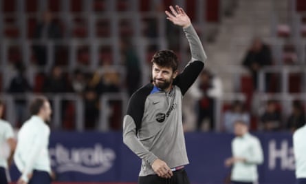 Gerard Piqué acknowledges the Barcelona fans before his red card.