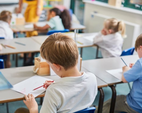 Bagni della scuola danneggiati con servizi igienici rotti e danni causati dall'acqua