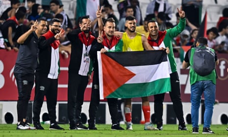 Các cầu thủ Palestine ăn mừng sau trận hòa không bàn thắng trước Lebanon, giúp họ lọt vào vòng hai vòng loại World Cup 2026.