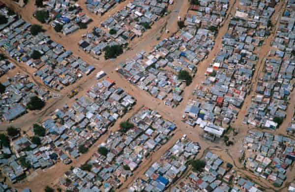 etter hvert som byer vokser-som denne uformelle bosetningen utenfor Johannesburg-krymper elefantområdet.