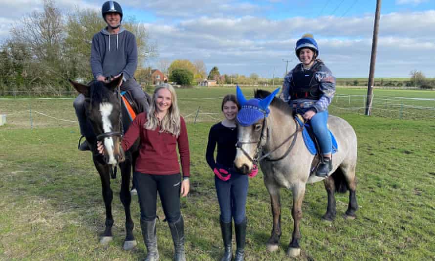 Berkuda bukan olahraga terkuat mereka - Bates jatuh dari kudanya dalam acara lintas negara