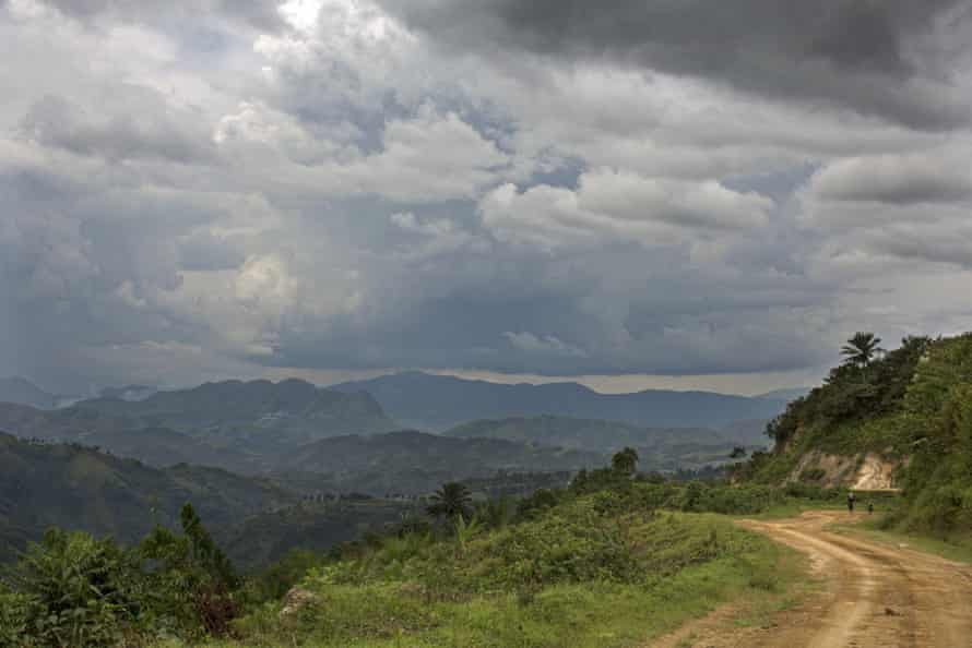 The Itombwe mountain counts many peaks in its range, and the accessibility is limited at the only road that connects it with Bukavu. Not many vehicles venture on the bumpy track.