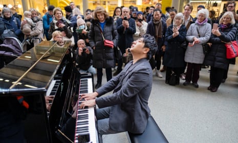 Chinese pianist Lang Lang plays in St Pancras station. 