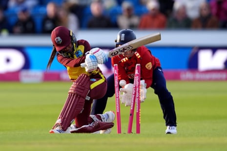 Mandy Mangru is bowled by Charlie Dean!