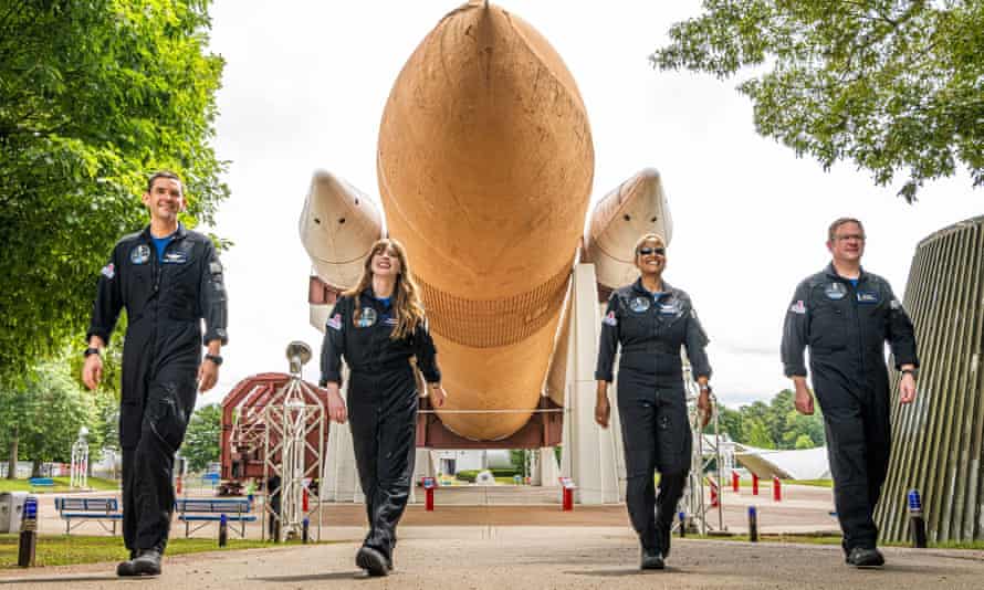 US-SPAVE-AEROSPACE-INDUSTRY 1 lipca 2021, zdjęcie dostarczone przez Netflix i ekipę Inspiration4 (LR) Jared Isaacman, Hayley Arceneaux, Sian Proctor i Chris Sembroski pozują do zdjęcia. Misja Inspiration4, która jako pierwsza wyśle cywilów w kosmos na kilka dni na pokładzie rakiety SpaceX, będzie dostępna do oglądania.