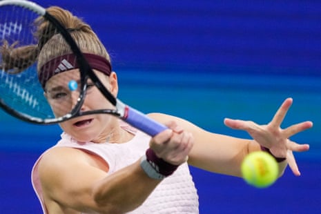 Karolina Muchova returns the ball to Katie Boulter.