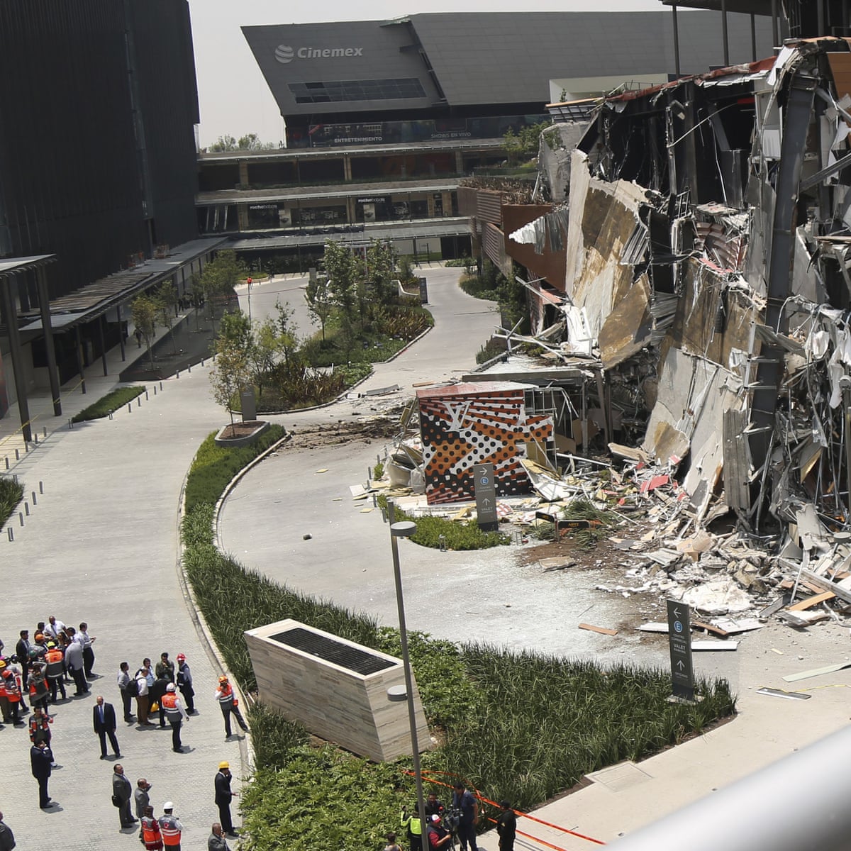 Un pan explosión Relativo Mexico City: newly opened Artz Pedregal shopping mall collapses | Mexico |  The Guardian