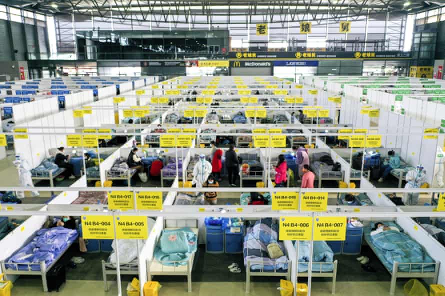 Les personnes atteintes de cas bénins et asymptomatiques de Covid-19 en quarantaine au Shanghai New International Expo Center le 1er avril.