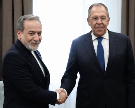 Abbas Araghchi and Sergei Lavrov shaking hands