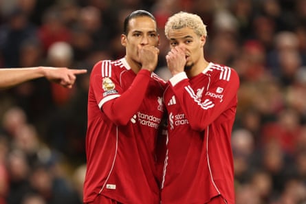 Virgil van Dijk talks to his Liverpool teammate Hugo Ekitike against Manchester City