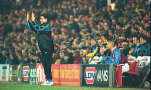 El ex manager del Aston Villa, John Gregory, entrenó a tres equipos para los que jugó, y jugó para un equipo al que había entrenado.