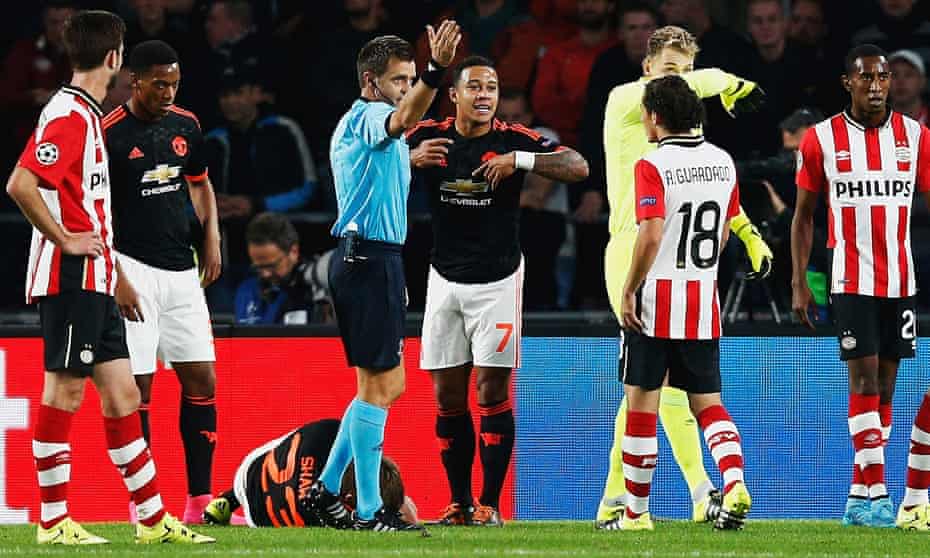 Luke Shaw injured during PSV v Manchester United