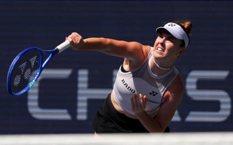 Linda Noskova in action against Marta Kostyuk.