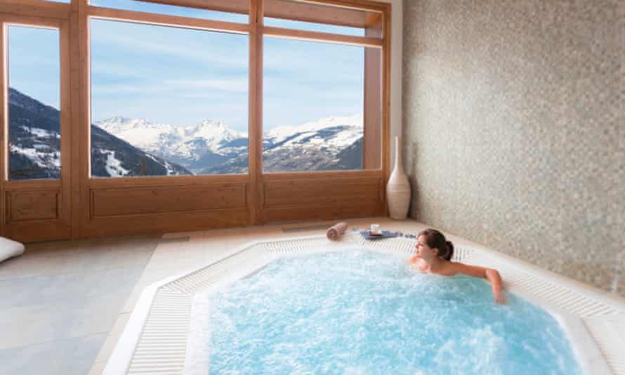 A pistillate successful a blistery tub astatine Etoile des Cimes apartments successful Sainte Foy.